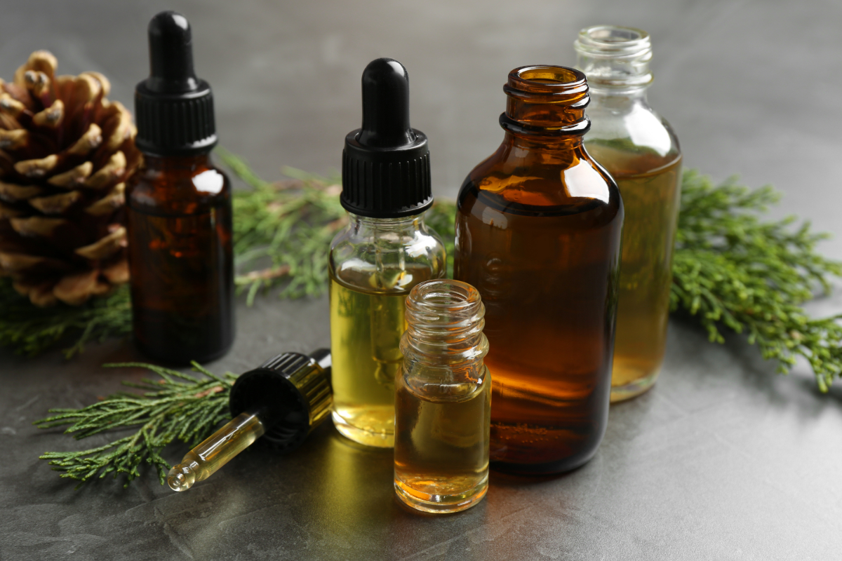 ätherische Öle in Glasflasche